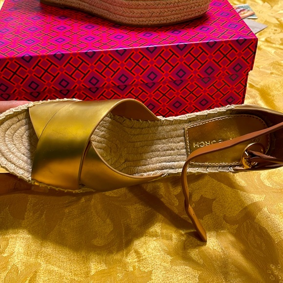 Tory Burch Gold Ambria Shelby Wedges beautiful but I need smaller size - Picture 2 of 4